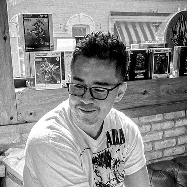 Lun W. - Freelance Graphic Designer