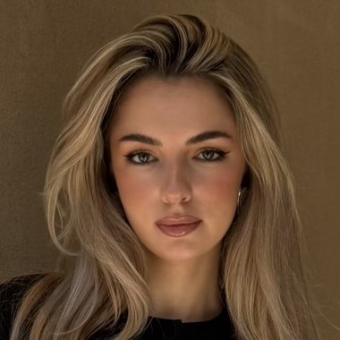 Iulia B. - Freelance Social Media Manager