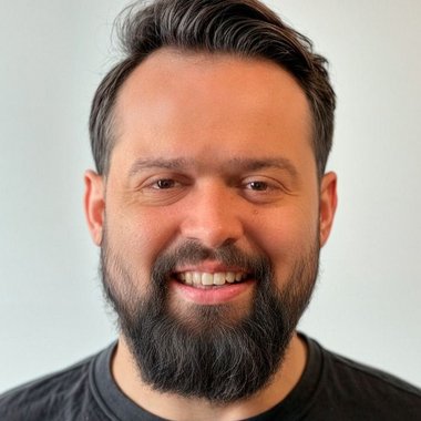 Randell P. - Freelance Graphic Designer