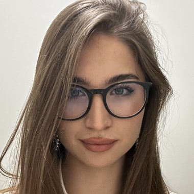 Alina T. - Freelance Social Media Manager