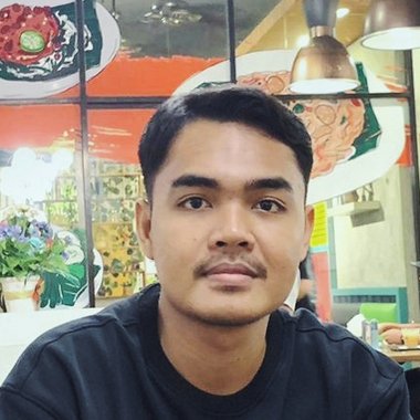 Ade P. - Freelance Graphic Designer