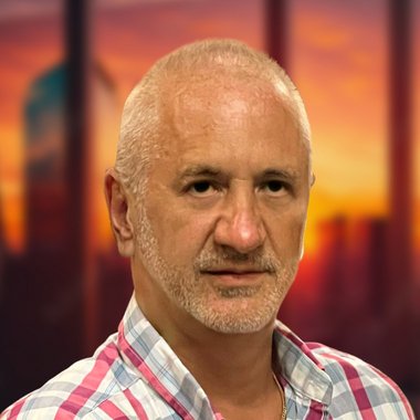 Roberto G. - Freelance Graphic Designer