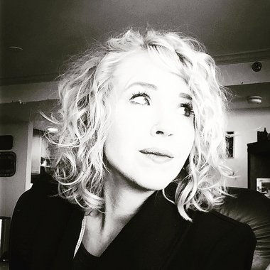Mara H. - Freelance Graphic Designer
