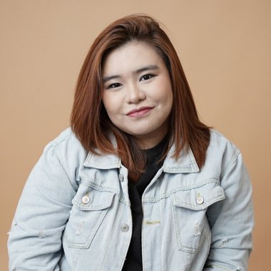 Ariann S. - Freelance Graphic Designer