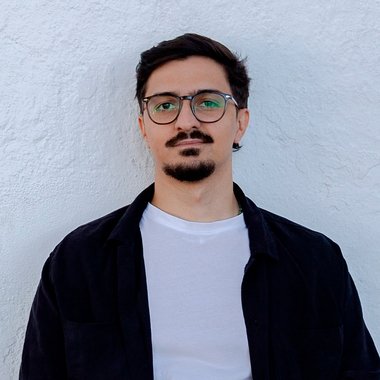 Pablo V. - Freelance Graphic Designer