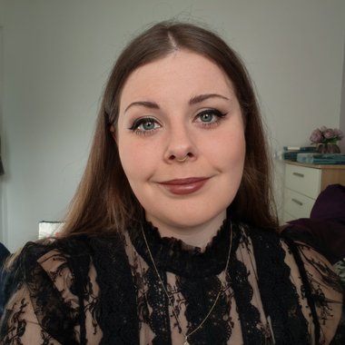 Zoe T. - Freelance Social Media Manager