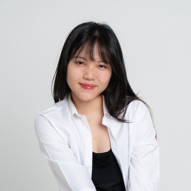 Caitlyn N. - Freelance Graphic Designer