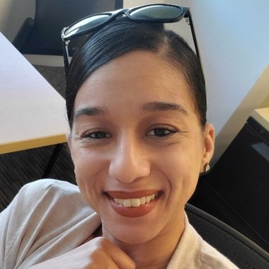 Mercedes R. - Freelance Graphic Designer