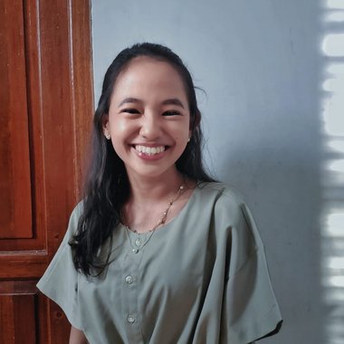 Stefani Y. - Freelance Graphic Designer