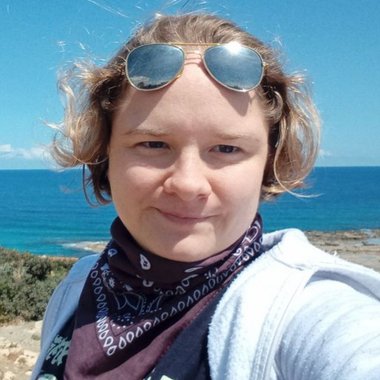 Alisa Z. - Freelance Graphic Designer