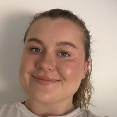 Harriet R. - Freelance Social Media Manager
