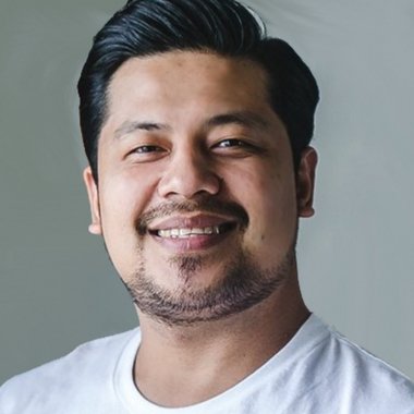 Arnie M. - Freelance Graphic Designer