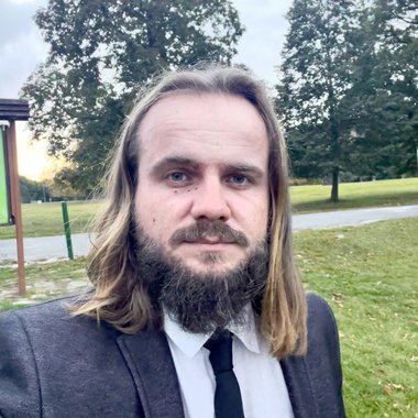 Lukas B. - Freelance Graphic Designer