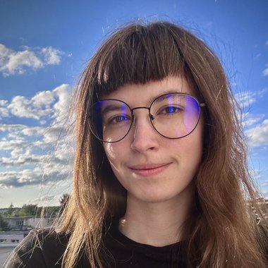 Kamila O. - Freelance Graphic Designer