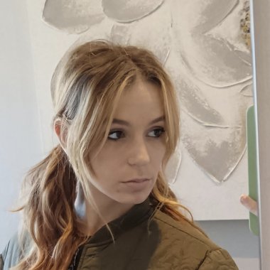 Nina E. - Freelance Social Media Manager