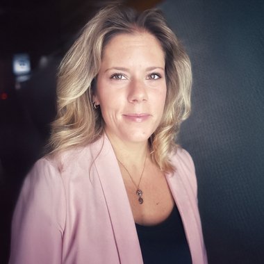 Corina R. - Freelance Graphic Designer