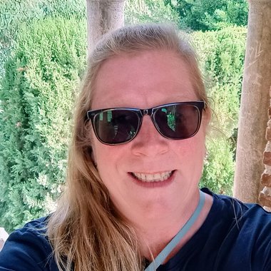 Caroline B. - Freelance Graphic Designer