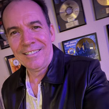 Lloyd H. - Freelance Presenter