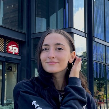 Isabella R. - Freelance Web Designer