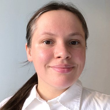 Daria D. - Freelance Graphic Designer