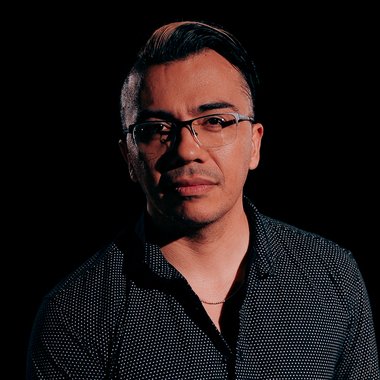 Carlos O. - Freelance Graphic Designer