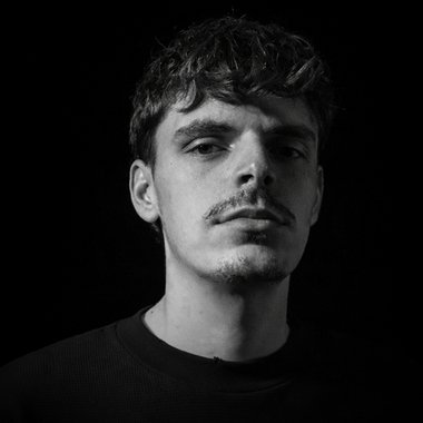 LEONARDO I. - Freelance Graphic Designer