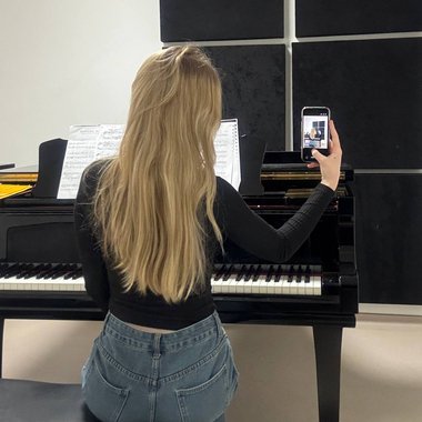 Daria V. - Freelance Songwriter