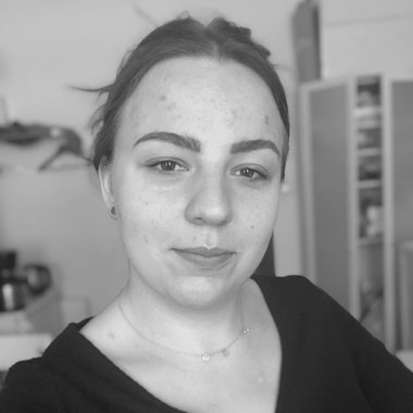 Magdalena D. - Freelance Graphic Designer