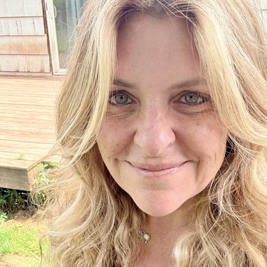 Linda P. - Freelance Graphic Designer