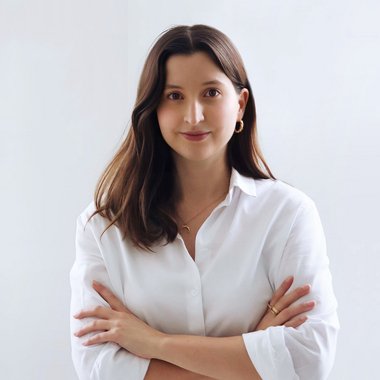 Alice R. - Freelance Graphic Designer