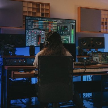 Vannia - Freelance Mixing Engineer