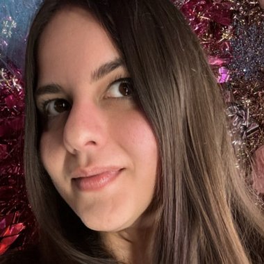 Paula G. - Freelance Designer