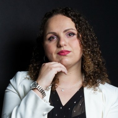 Vanessa V. - Freelance Artworker