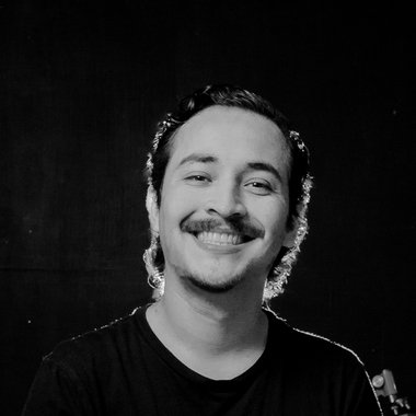 Leonardo R. - Freelance Graphic Designer