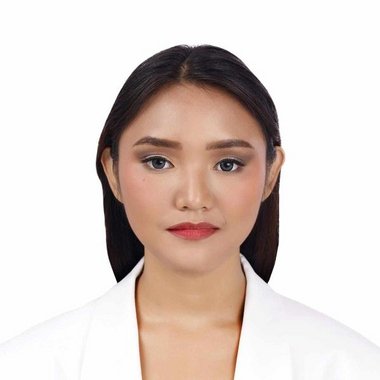Justine F. - Freelance Graphic Designer