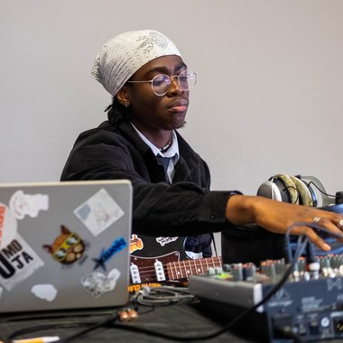 Themba (. - Freelance Music Producer