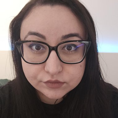 Stella R. - Freelance Artworker