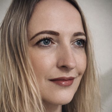 Anna J. - Freelance Graphic Designer