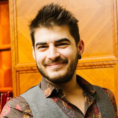 Roberto V. - Freelance Pitch Deck Designer