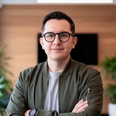 Oscar L. - Freelance Brand Designer