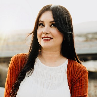 Perla G. - Freelance Graphic Designer