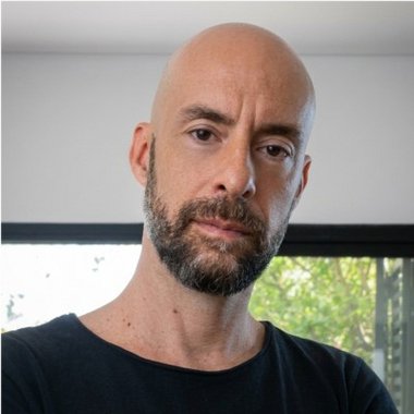 Mariano M. - Freelance Graphic Designer