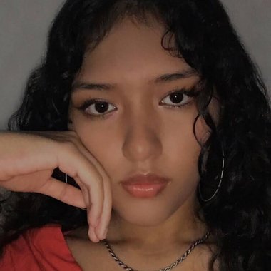 Aylen R. - Freelance Graphic Designer