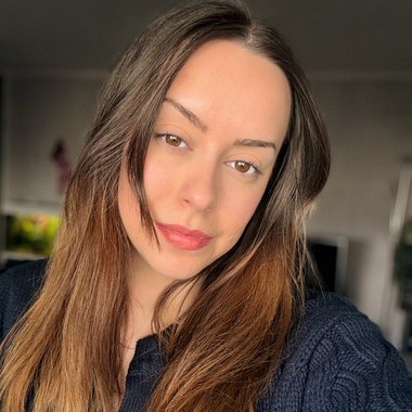 Nicci E. - Freelance Graphic Designer