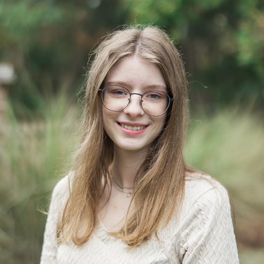 Madelyn I. - Freelance Graphic Designer