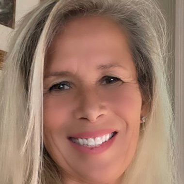 Roxanne M. - Freelance Voiceover Artist