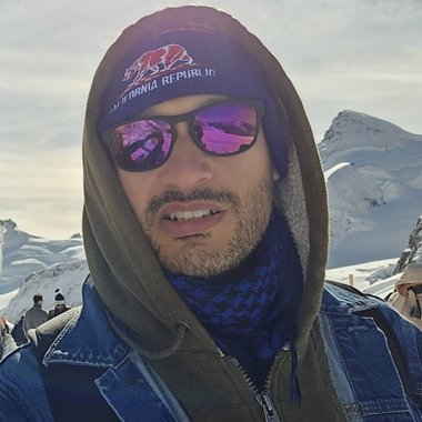 Gilberto G. - Freelance Graphic Designer