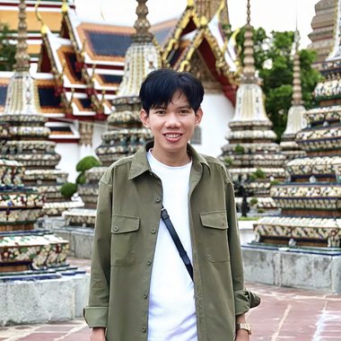 JOHN L. - Freelance Graphic Designer