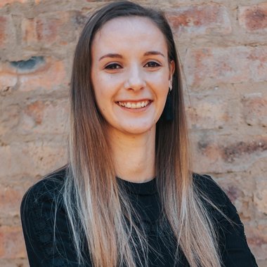 Zandria - Freelance Graphic Designer