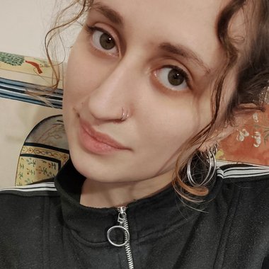 Simona A. - Freelance Graphic Designer